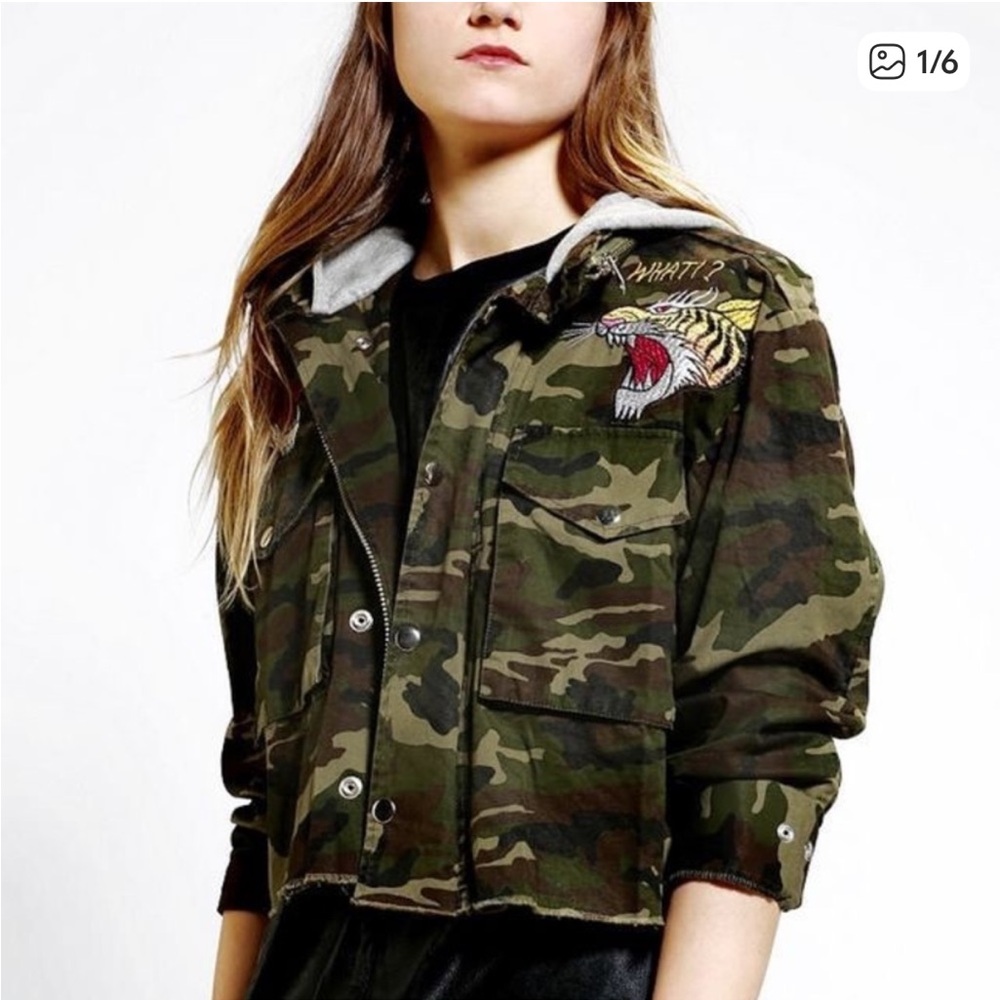 Unif Tiger Yell camo cropped hooded jacket pockets